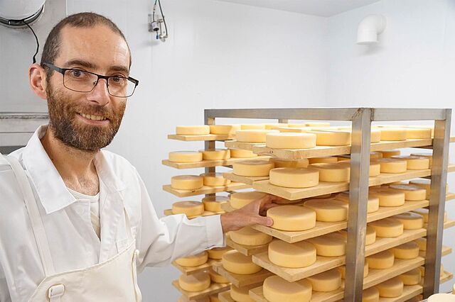Bruder Arnaud präsentiert in der hauseigenen Käserei im Kloster St. Marien in Munkeby die Produkte. (Foto: Pfarrer Martin Geistbeck) Bruder Arnaud präsentiert in der hauseigenen Käserei im Kloster St. Marien in Munkeby die Produkte. (Foto: Pfarrer Martin Geistbeck)