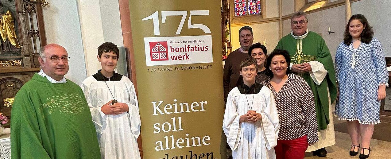 Pfarrer Georg Kersting (links) gemeinsam mit Messdienern, dem Ensemble FamM und Monsignore Georg Austen (2.v. rechts). (Foto: Julian Heese)