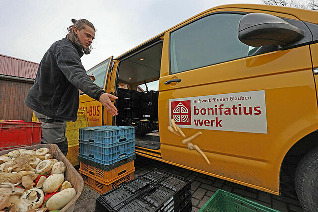Auch ein BONI-Bus vom Bonifatiuswerk hilft den Bewohnerinnen und Bewohnern bei den täglichen Arbeiten. (Foto: M. Nowak)
