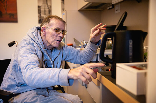 In der barrierefreien Wohnung kann Bernd Pomsel ein selbstständiges Leben führen. (Foto: Juliane Sonntag/photothek, SkF Berlin) In der barrierefreien Wohnung kann Bernd Pomsel ein selbstständiges Leben führen. (Foto: Juliane Sonntag/photothek, SkF Berlin)