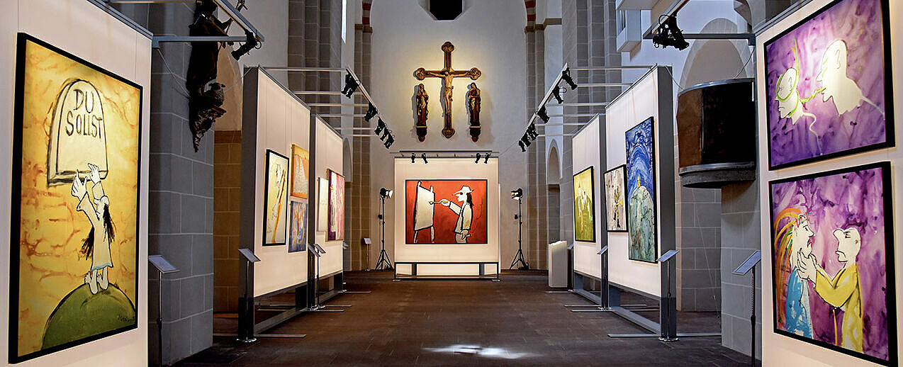 Bereits zwei mal organsierte das Bonifatiuswerk die Ausstellung "Udos 10 Gebote" mit Werken von Udo Lindenberg, hier: in der Paderborner Gaukirche im Jahr 2017. (Bild: Patrick Kleibold)