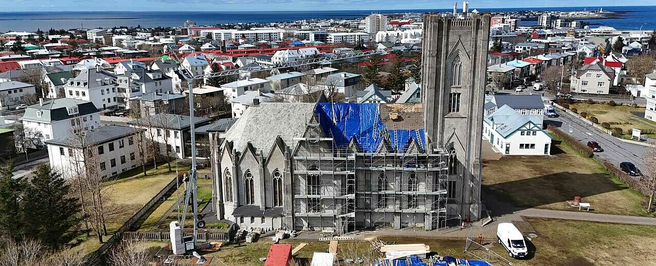 Das Dach der Kathedrale Christkönig in Reykjavik wird neu gedeckt. (Foto: I. Sovic)