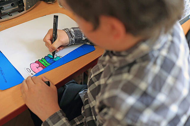 Der zwölfjährige Markus mag es Graffiti zu zeichnen. (Foto: M. Nowak) Der zwölfjährige Markus mag es Graffiti zu zeichnen. (Foto: M. Nowak)