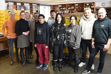 Fünf junge Menschen aus der Manege-Schule in Berlin-Marzahn schauen sich den Versand des Bonifatiuswerkes an. Es begleiten sie (von links) Dietmar Ahle vom Rotary-Club Paderborn Stadt+Land, Melanie Cramer, Präsidentin des Rotary-Clubs Paderborn Stadt+Land, Marisa Grummich, Referentin im Bonifatiuswerk, Monsignore Georg Austen, Generalsekretär des Bonifatiuswerkes und Robert Lisiecki, Lehrer an der Manege. (Foto: Pia Wittek)