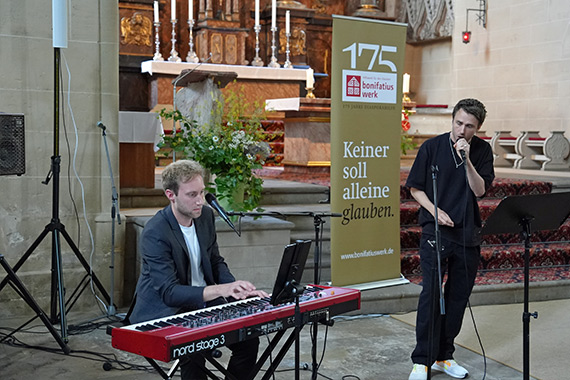 Daniel Gracz vom Duo Beat2 und Clueso performen zusammen den Udo-Lindenberg-Song "Cello". (Foto: Simon Helmers)