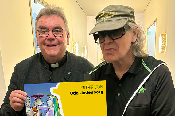 Bonifatiuswerk-Generalsekretär Monsignore Georg Austen und Panikrocker Udo Lindenberg freuen sich auf zahlreiche Besucher bei der Ausstellung in Erfurt. (Foto: Norbert Dembski)
